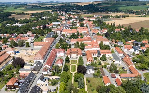 Ein Denkmal erinnert in Herrnhut an Nikolaus Ludwig Graf von Zinzendorf, der protestantischen Glaubensflüchtlingen Asyl in der Lausitz bot.(Archivfoto) - Foto: Sebastian Kahnert/dpa