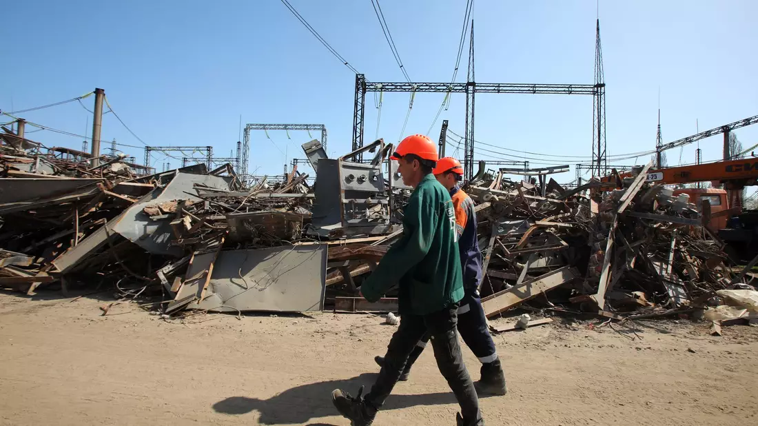 Immer wieder werden Energieanlagen in der Ukraine beschädigt und müssen repariert werden (Archivbild). - Bild: -/Ukrinform/dpa