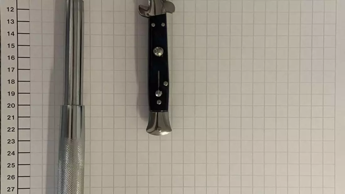 BPOL NRW: Bundespolizei stellt Messer und Schlagstock bei 34-Jährigem sicher - Bild: presseportal.de