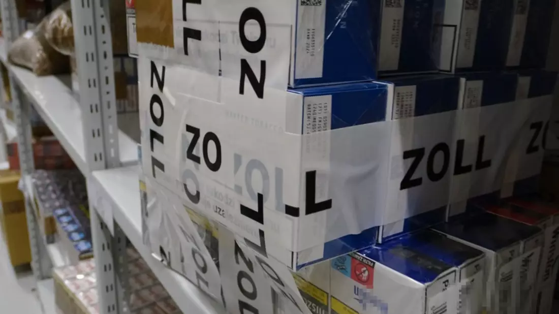 HZA-HST: Zwischenbilanz beim Tabakschmuggel ./. Stralsunder Zoll stellt 150.000 Zigaretten, etwa 21,50 Liter Liquids für E-Zigaretten und 3,6 kg Tabak-Feinschnitt in nur einem Monat sicher - Bild: presseportal.de