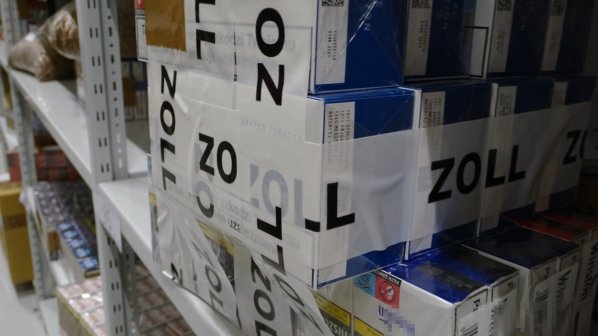 HZA-HST: Zwischenbilanz beim Tabakschmuggel ./. Stralsunder Zoll stellt 150.000 Zigaretten, etwa 21,50 Liter Liquids für E-Zigaretten und 3,6 kg Tabak-Feinschnitt in nur einem Monat sicher - Foto: presseportal.de