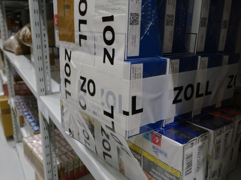 HZA-HST: Zwischenbilanz beim Tabakschmuggel ./. Stralsunder Zoll stellt 150.000 Zigaretten, etwa 21,50 Liter Liquids für E-Zigaretten und 3,6 kg Tabak-Feinschnitt in nur einem Monat sicher - Foto: presseportal.de