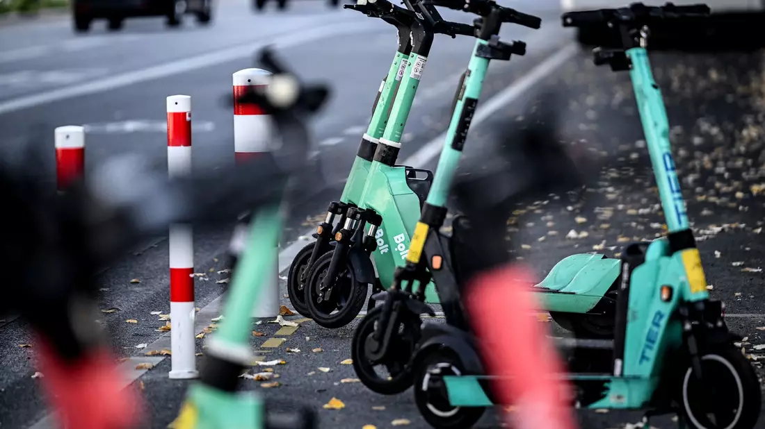 Vielen gelten die Scooter als Ärgernis, weil Nutzer sie nicht richtig parken (Archivbild). - Bild: Britta Pedersen/dpa