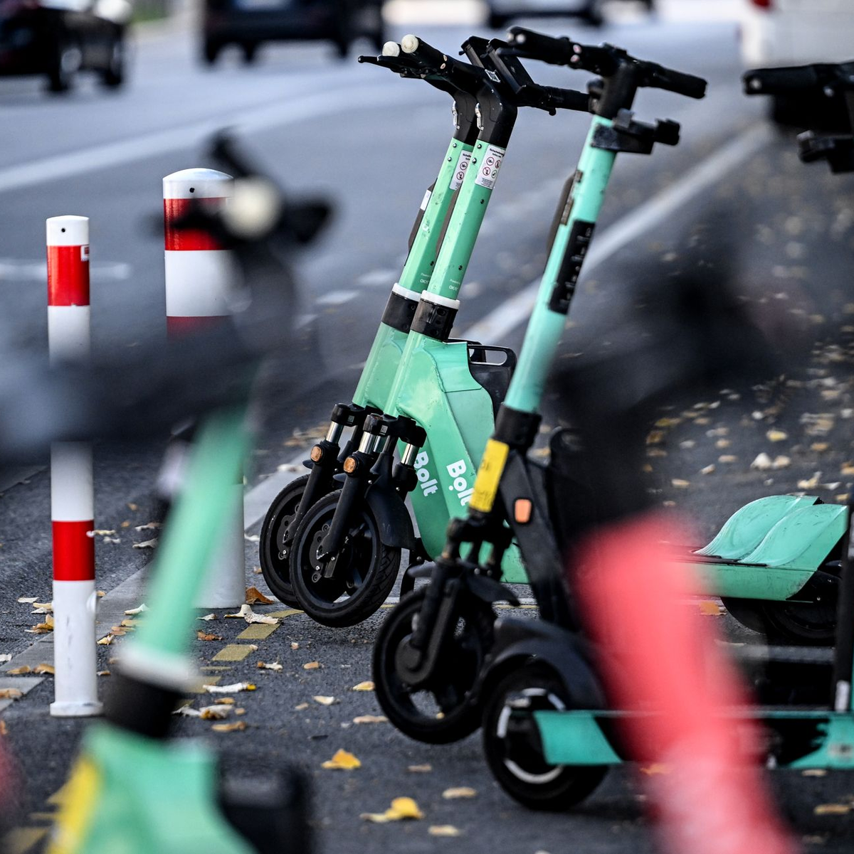 Ein Stellplatz mit Elektrischen Tretrollern, die auch E-Scooter oder E-Tretroller genannt werden.  - Foto: Britta Pedersen/dpa