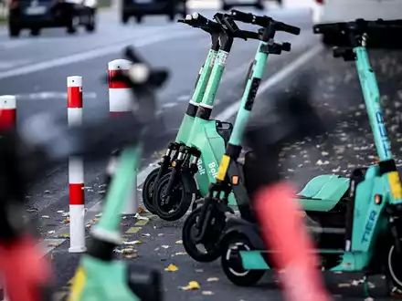 Vielen gelten die Scooter als Ärgernis, weil Nutzer sie nicht richtig parken (Archivbild). - Foto: Britta Pedersen/dpa
