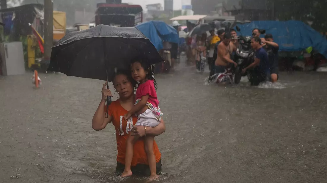 In Manila standen die Wassermassen teilweise meterhoch. - Bild: Basilio Sepe/ZUMA Press Wire/dpa