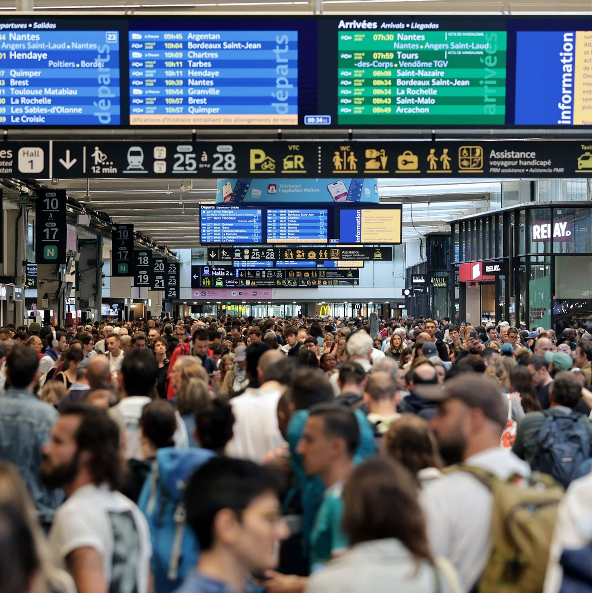 Zahlreiche Fahrgäste sind in Frankreich von den Auswirkungen der Anschläge betroffen. - Foto: Thibaud Moritz/AFP/dpa