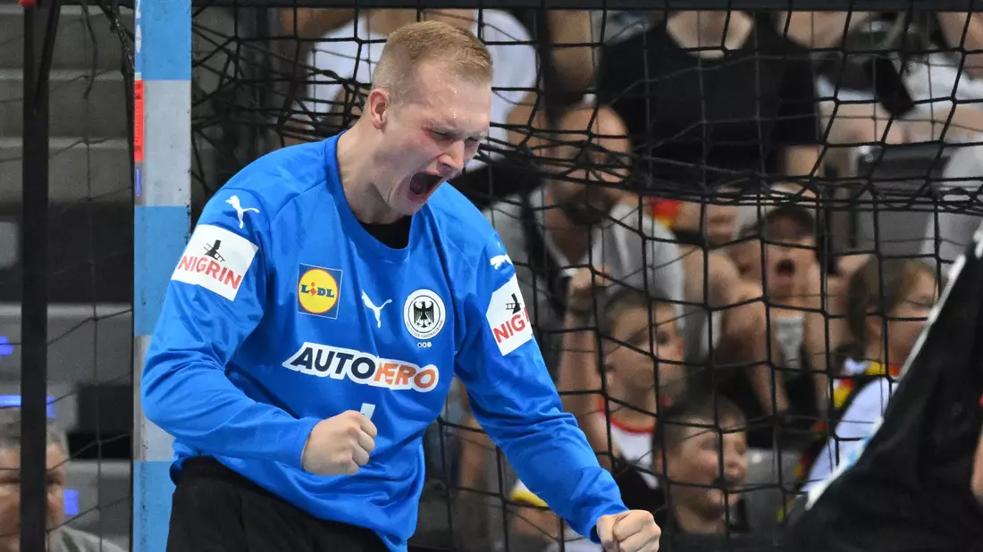 Torhüter David Späth will sein Team zum Überraschungssieg peitschen. - Bild: Marijan Murat/dpa