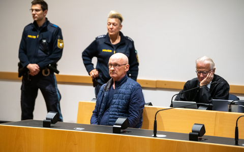 Der wegen der Ermordung von drei Nachbarn angeklagte Mann wird im Gerichtssaal von Polizisten bewacht. Der Mann will nach Angaben seines Anwalts auf Bildern nicht unkenntlich gemacht werden. (Archivfoto) - Foto: Stefan Puchner/dpa