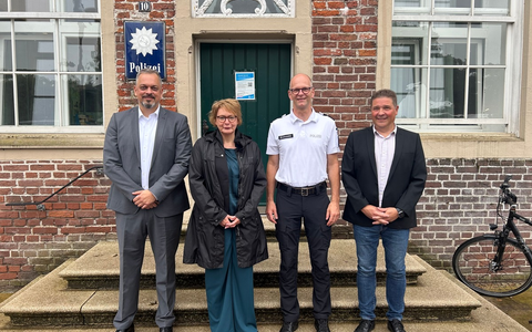 POL-OS: Innenministerin besucht Polizei in Norden - Neubau des Kommissariats angekündigt - Foto: presseportal.de POL-OS: Innenministerin besucht Polizei in Norden - Neubau des Kommissariats angekündigt - Foto: presseportal.de