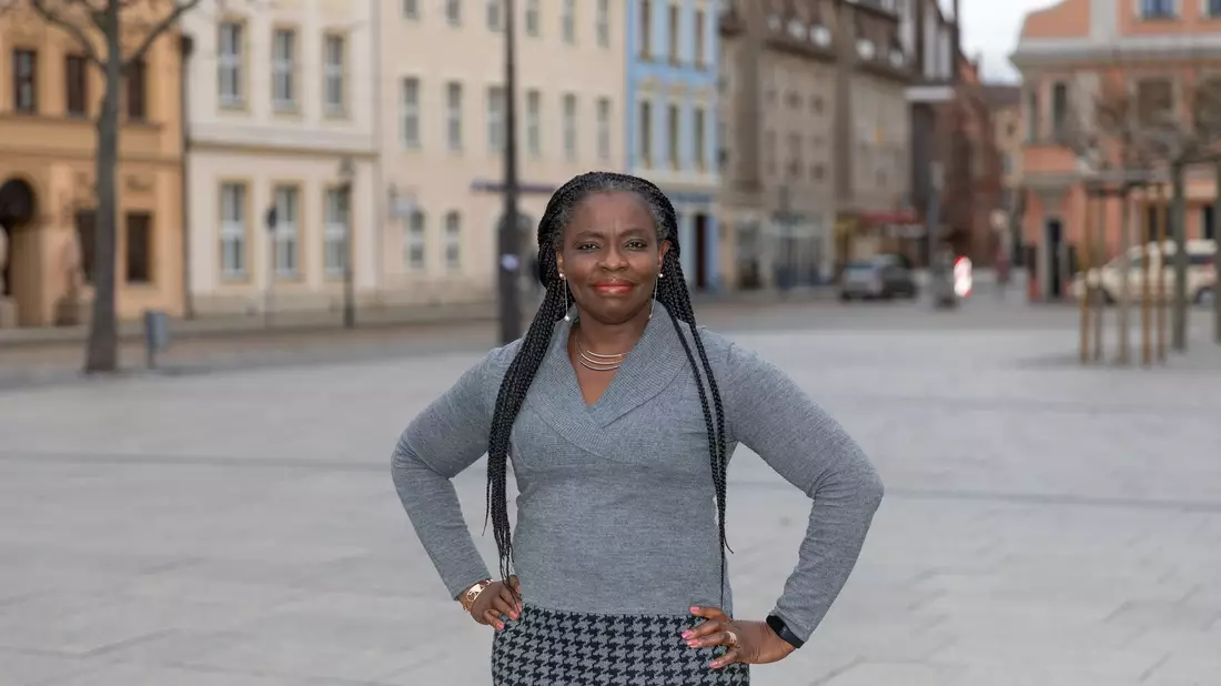 Adeline Abimnwi Awemo sitzt in Cottbus im Beirat für Integration und Migration. (Archivbild) - Bild: Frank Hammerschmidt/dpa