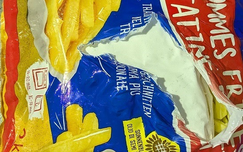 HZA-DU: Zollhund Faxe entdeckt Rauschgift zwischen Tiefkühlpommes / Gemeinsame Pressemitteilung der Staatsanwaltschaft Kleve und des Hauptzollamts Duisburg - Foto: presseportal.de