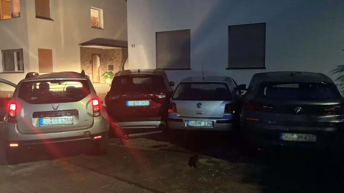 POL-SU: Jugendliche krachen in geparkte Autos und flüchten von der Unfallstelle - Bild: presseportal.de