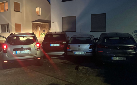 POL-SU: Jugendliche krachen in geparkte Autos und flüchten von der Unfallstelle - Foto: presseportal.de