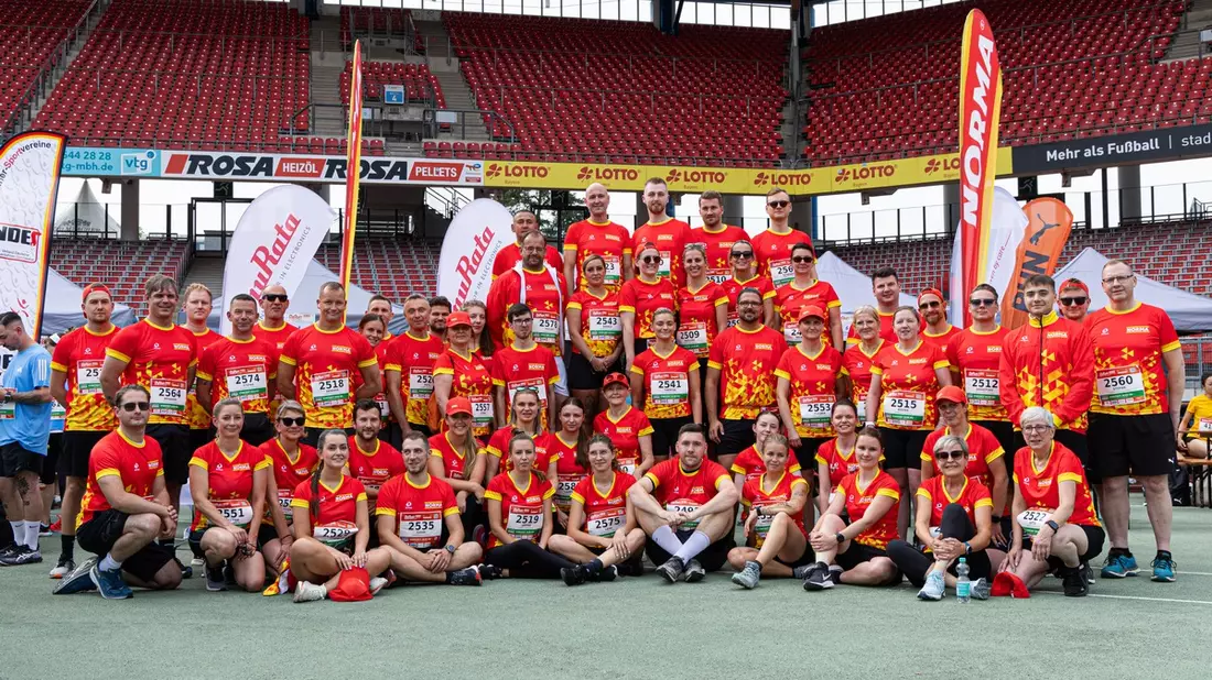 Knapp 100 NORMA-Läuferinnen und -Läufer zeigen beim B2Run-Firmenlauf 2024 in Nürnberg erneut Teamgeist und besonderen Zusammenhalt / Bei NORMA läuft's einfach - Bild: presseportal.de