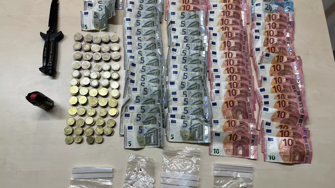 POL-D: Pempelfort - Zwei Drogendealer aus dem Verkehr gezogen - Wohnungsdurchsuchung - Betäubungsmittel, Messer und Bargeld sichergestellt - Festnahme - Bild: presseportal.de