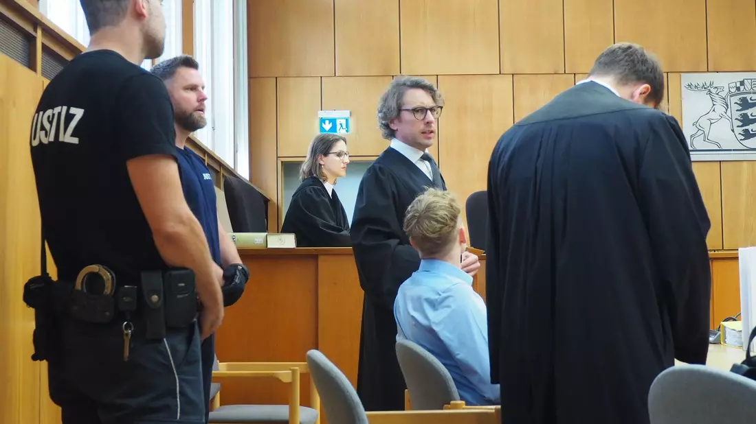 Mutmaßliche Enführung einer Studentin: Einen jungem Mann aus Baden-Württemberg wird der Prozess gemacht (Foto aktuell) - Bild: Christian Böhmer/dpa