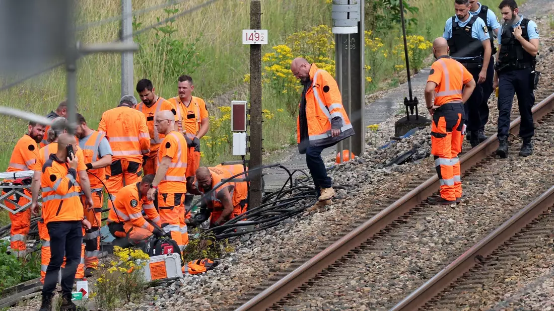 Die Reparaturen laufen auf Hochtouren. - Bild: Denis Charlet/AFP/dpa