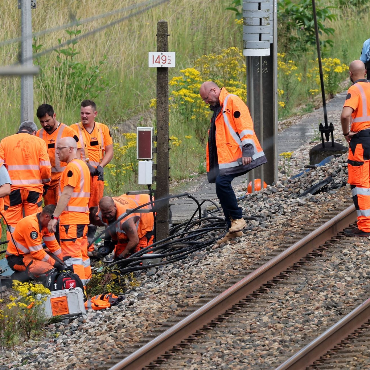 Die Reparaturen laufen auf Hochtouren. - Foto: Denis Charlet/AFP/dpa