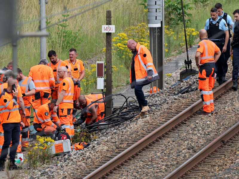 Die Reparaturarbeiten am französischen Bahnnetz dauern auch am Wochenende an. - Foto: Denis Charlet/AFP/dpa
