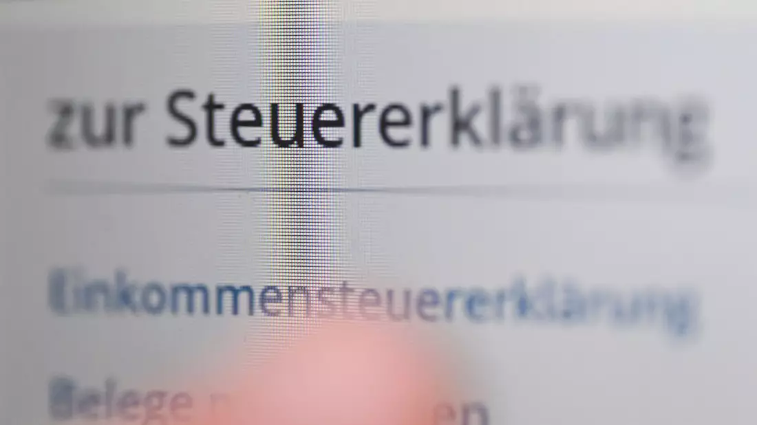 Ab 2030 sollen sich die Steuerklassen für Ehepaare und Lebenspartner ändern.  (Symbolbild) - Bild: Bernd Weißbrod/dpa