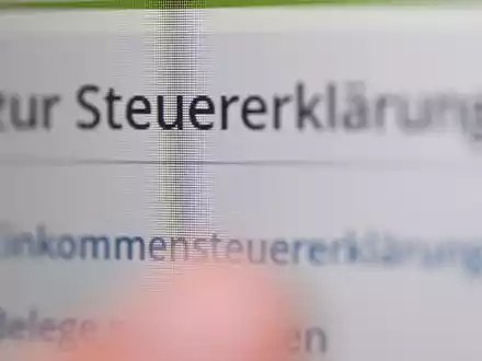 Ab 2030 sollen sich die Steuerklassen für Ehepaare und Lebenspartner ändern.  (Symbolbild) - Foto: Bernd Weißbrod/dpa