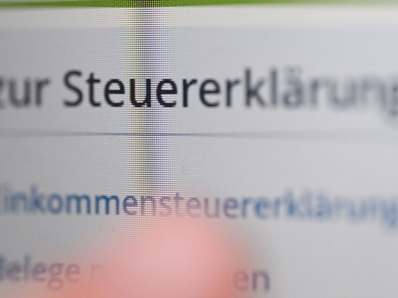 Ab 2030 sollen sich die Steuerklassen für Ehepaare und Lebenspartner ändern.  (Symbolbild) - Foto: Bernd Weißbrod/dpa