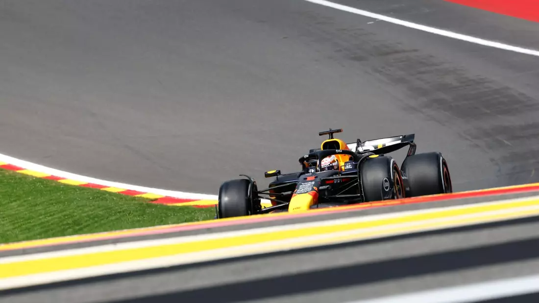 Max Verstappen gibt in Spa Gas. - Bild: Geert Vanden Wijngaert/AP