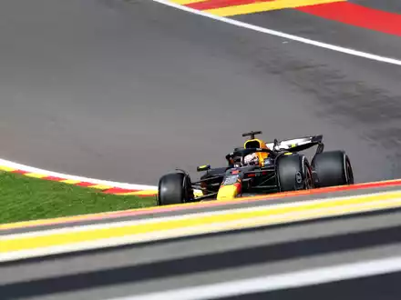 Charles Leclerc ist in Belgien der Nutznießer. - Foto: Geert Vanden Wijngaert/AP