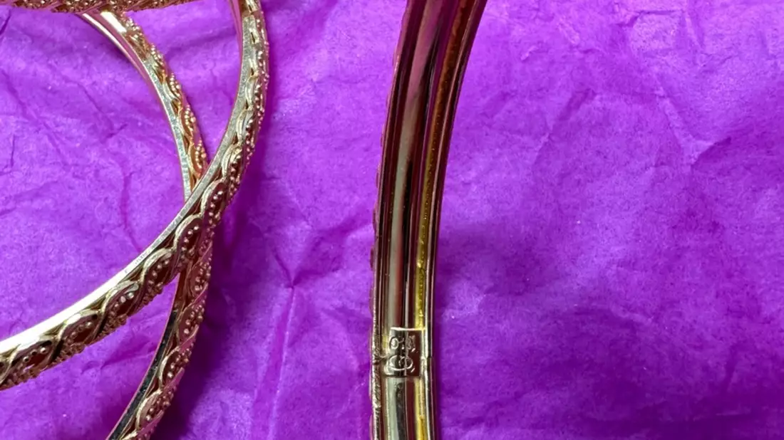 HZA-IZ: Zoll am Flughafen Hamburg entdeckt Goldschmuck im Wert von über 22.000 EUR / Zöllnerinnen und Zöllner finden Schmuckstücke im Handgepäck und erheben Einfuhrabgaben von rund 5.000 EUR - Bild: presseportal.de