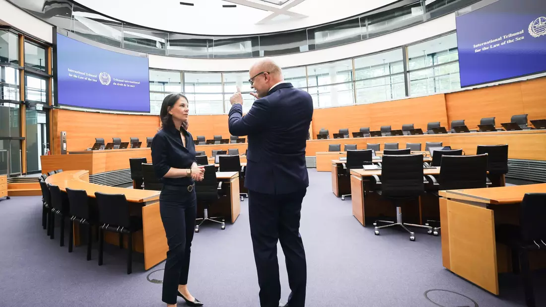 Außenministerin Annalena Baerbock (Grüne) besucht auf ihrer Sommerreise Hamburg. Am Rande kritisiert sie scharf den Umgang von Belarus mit einem Deutschen. - Bild: Christian Charisius/dpa