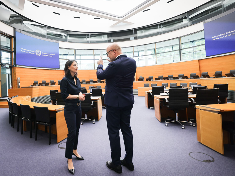 Außenministerin Annalena Baerbock (Grüne) besucht auf ihrer Sommerreise Hamburg. Am Rande kritisiert sie scharf den Umgang von Belarus mit einem Deutschen. - Foto: Christian Charisius/dpa