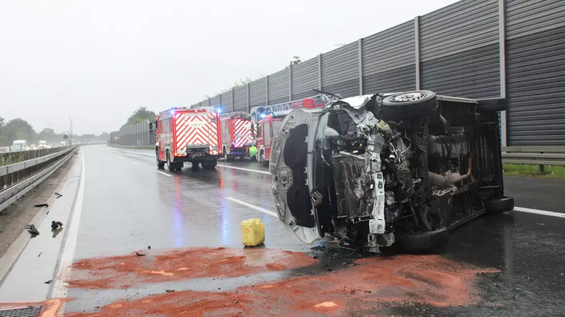 POL-D: Meldung der Autobahnpolizei - Verkehrsunfall auf der A 42 bei Essen - Fahrer verliert Kontrolle über Transporter und überschlägt sich - Vollsperrung - Bild: presseportal.de