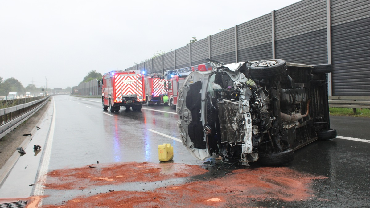 POL-D: Meldung der Autobahnpolizei - Verkehrsunfall auf der A 42 bei Essen - Fahrer verliert Kontrolle über Transporter und überschlägt sich - Vollsperrung - Foto: presseportal.de