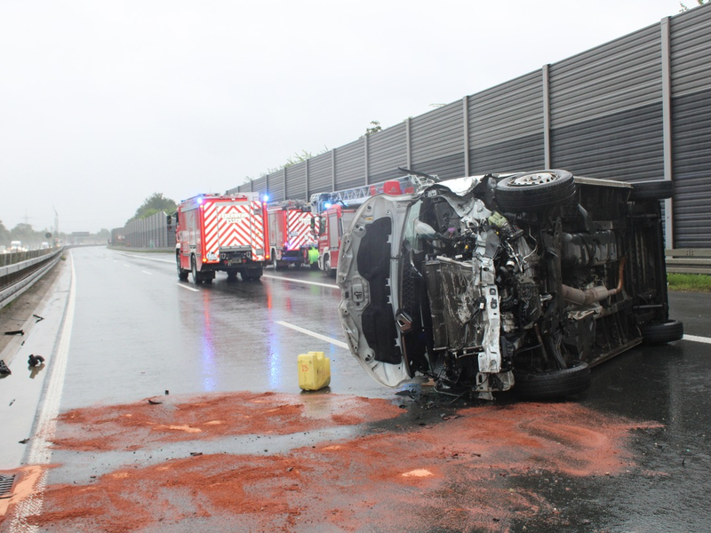 POL-PB: Transporterfahrer schwerverletzt - Foto: presseportal.de