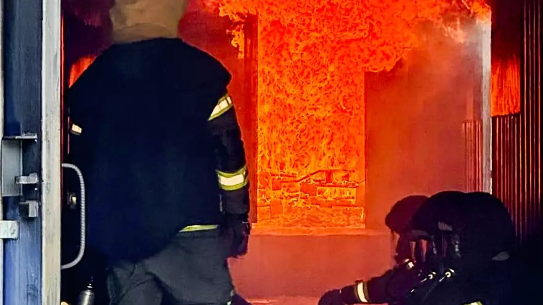 FW-OLL: Hitze bis zu 1000°C - Realbrandausbildung der Gemeindefeuerwehr Großenkneten - Bild: presseportal.de
