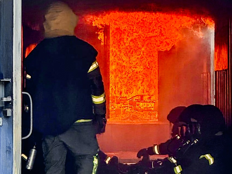 FW-OLL: Hitze bis zu 1000°C - Realbrandausbildung der Gemeindefeuerwehr Großenkneten - Foto: presseportal.de