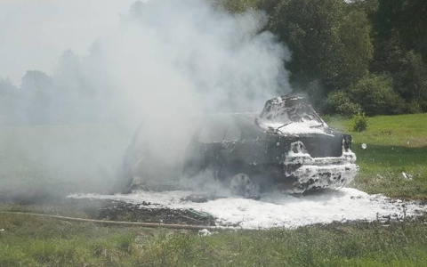 POL-CUX: PKW brennt auf Wiese in Hymendorf vollständig aus - Fahrzeugführer und starkem Alkoholeinfluss und ohne Führerschein unterwegs (Lichtbild in der Anlage) - Foto: presseportal.de