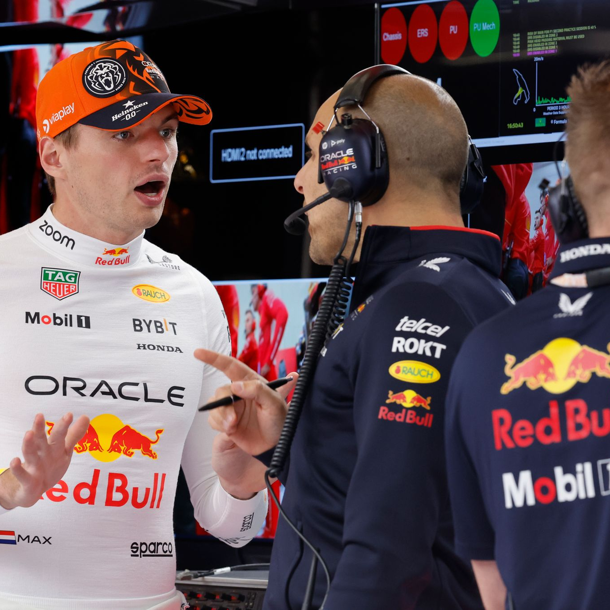 Max Verstappen hat viel zu besprechen. - Foto: Geert Vanden Wijngaert/AP/dpa