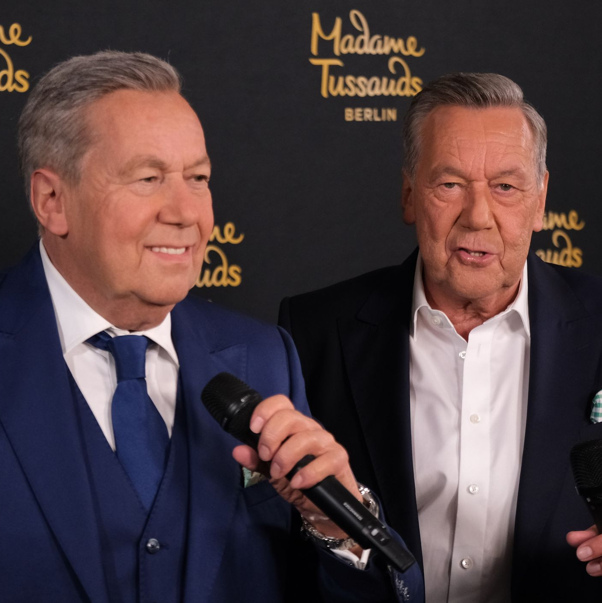 Roland Kaiser steht neben seiner Wachsfigur. - Foto: Sebastian Willnow/dpa