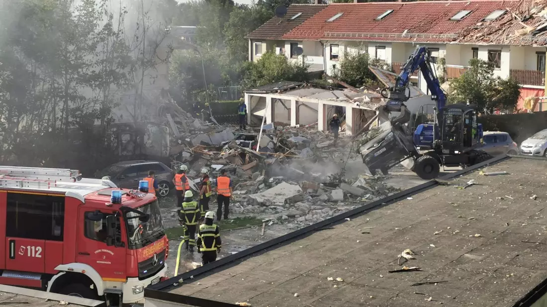 Ein Bagger des THW räumt nach der Explosion in Memmingen Schutt zur Seite. - Bild: Fritz Pavlon/Fritz Pavlon /dpa