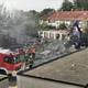 Ein Bagger des THW räumt nach der Explosion in Memmingen Schutt zur Seite. - Foto: Fritz Pavlon/Fritz Pavlon /dpa