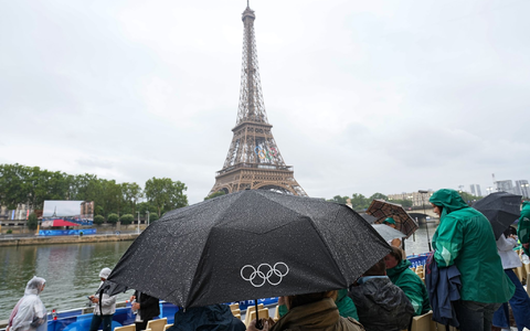 Dennis Schröder mit der deutschen Fahne - Foto: Michael Kappeler/dpa