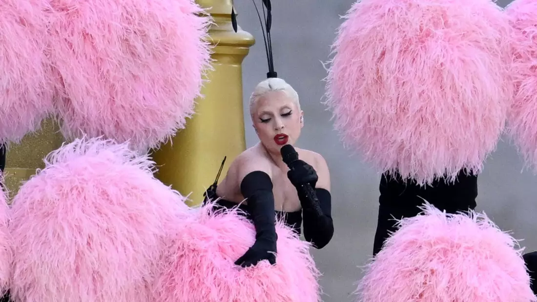 Lady Gaga sang bei der Olympia-Eröffnung einen französischen Klassiker. - Bild: Sina Schuldt/dpa