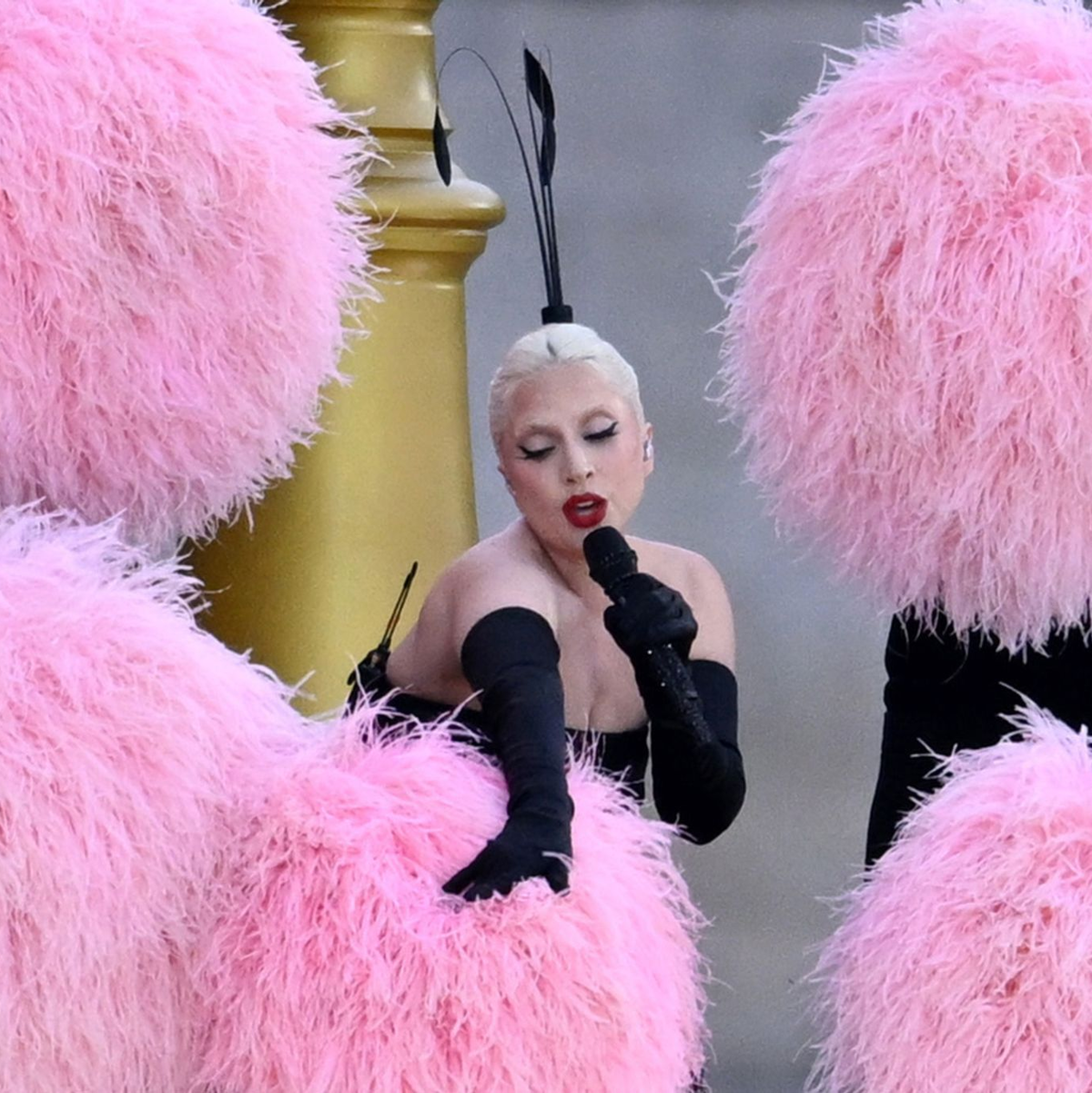 Lady Gaga sang bei der Olympia-Eröffnung einen französischen Klassiker. - Foto: Sina Schuldt/dpa