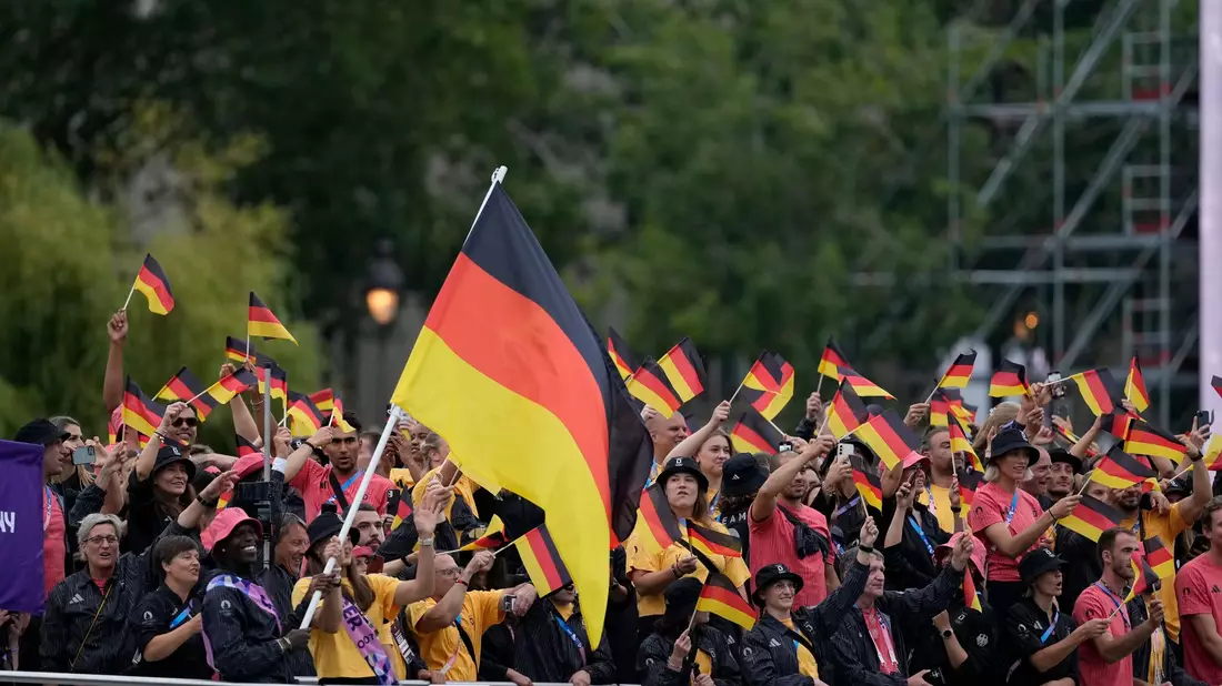 Das deutsche Team war bei der Zeremonie auf der Seine auf dem dritten Boot unterwegs. - Bild: Luca Bruno/AP/dpa