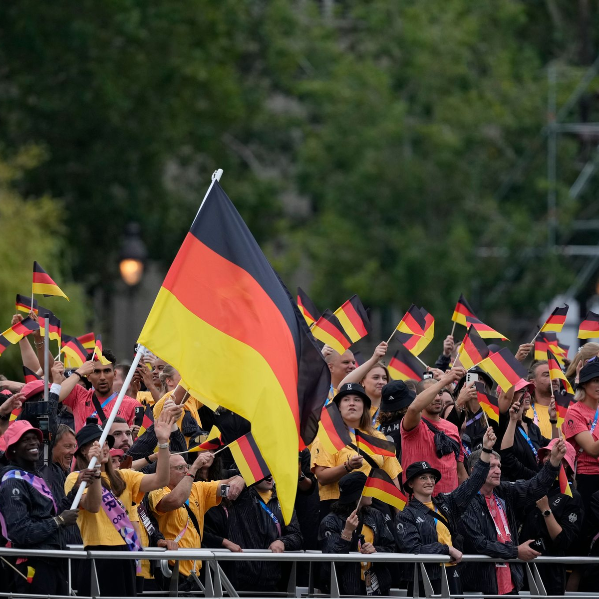 Das deutsche Team war bei der Zeremonie auf der Seine auf dem dritten Boot unterwegs. - Foto: Luca Bruno/AP/dpa