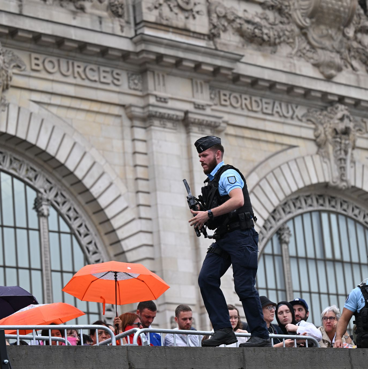 Rund 45.000 Sicherheitskräfte waren bei der Eröffnungsfeier im Einsatz. - Foto: Marijan Murat/dpa