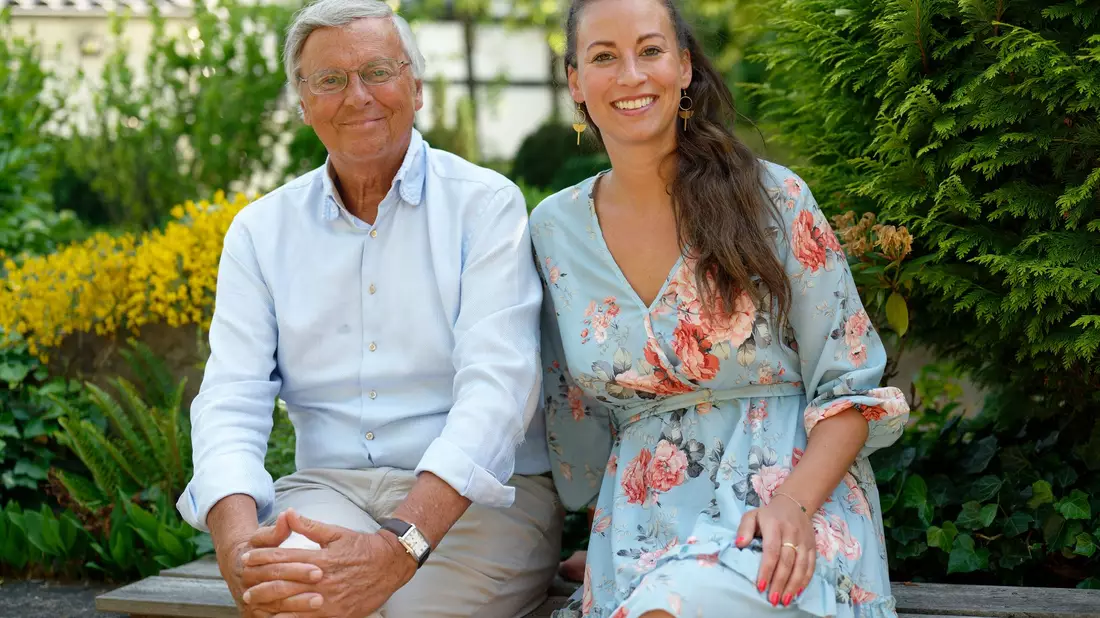 Der Politiker Wolfgang Bosbach (CDU) und seine Tochter Caroline Bosbach (CDU) reden im Jahr 2022 mit einem Journalisten.  - Bild: Henning Kaiser/dpa