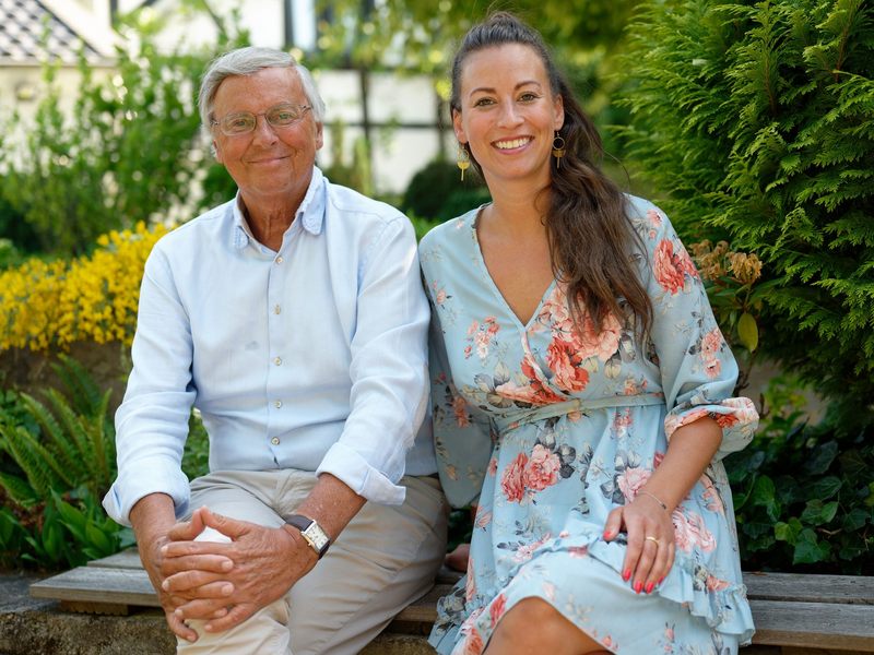 Der Politiker Wolfgang Bosbach (CDU) und seine Tochter Caroline Bosbach (CDU) reden im Jahr 2022 mit einem Journalisten.  - Foto: Henning Kaiser/dpa